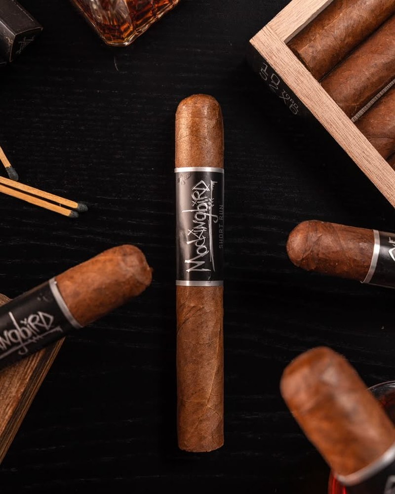 Cigarros Mockingbird con la anilla Short Run sobre fondo oscuro