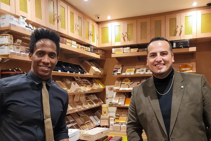 Sergio (a la derecha) en el humidor de un cigar lounge