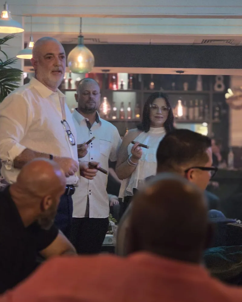 Presentación de Monte & Mística ante los invitados en Entre Humos