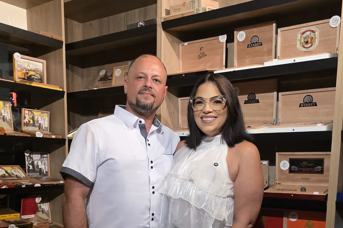 Liz y Pedro Romar Molina, de Molina & López Tabacalera, junto a las cajas de Monte & Mística en Entre Humos