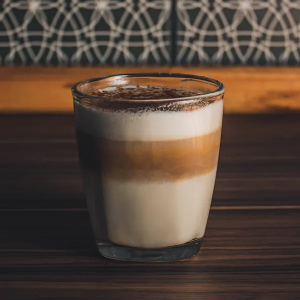 Un café en capas sobre madera