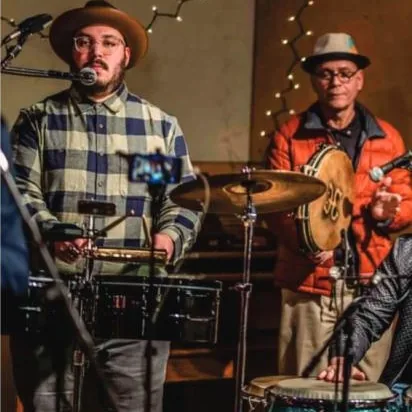 Percusionistas tocando congas