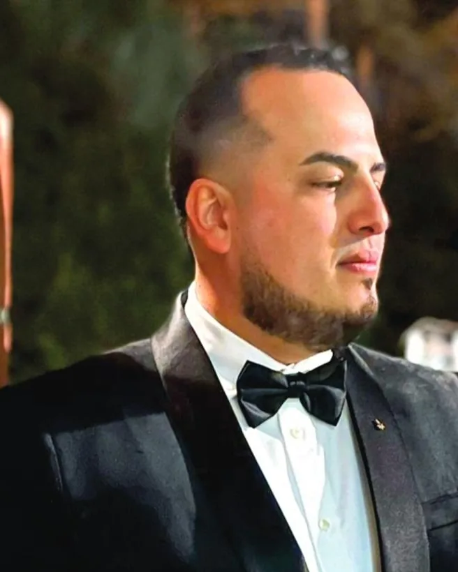 Sergio de esmoquin, foto del reportaje en Revista Placer.eS